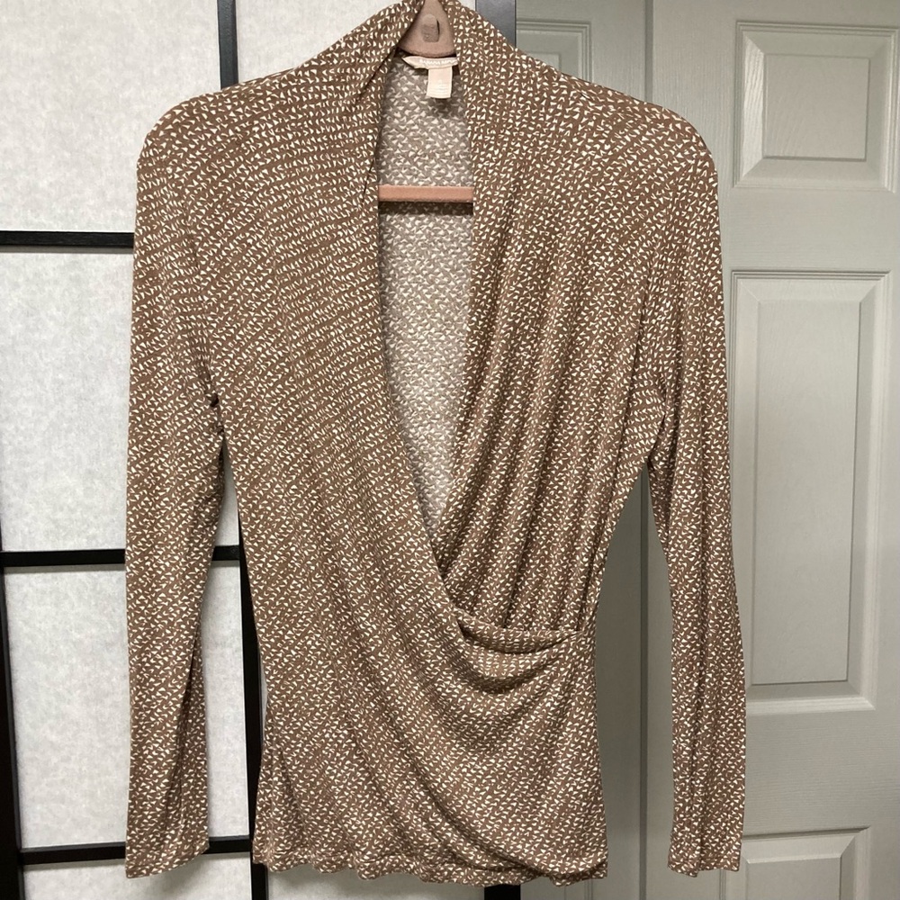 EUC Banana Republic slinky long sleeve print mock wrap top.  Camel. Size S